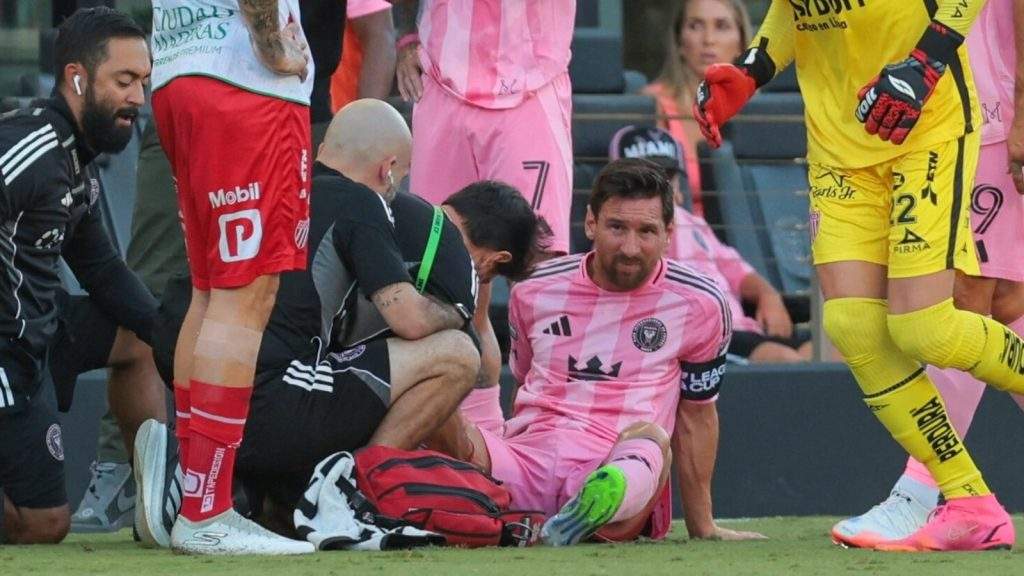 Early Exit: Messi’s Injury Shocks Fans in Tense Inter Miami Match
