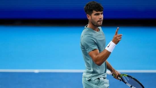 Carlos Alcaraz (ESP) reacts after returning a shot against Alexander Zverev (GER) during the Cincinnati Open