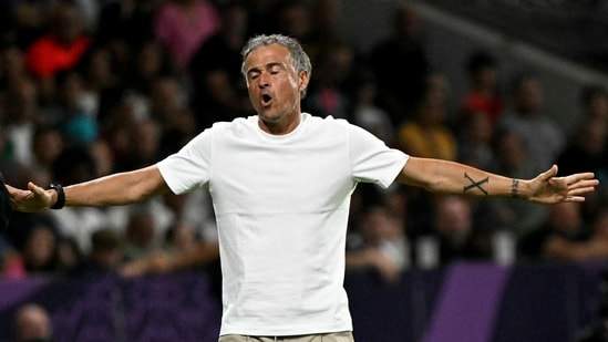 PSG Coach Luis Enrique Suffers Collarbone Injury in Bicycle Accident